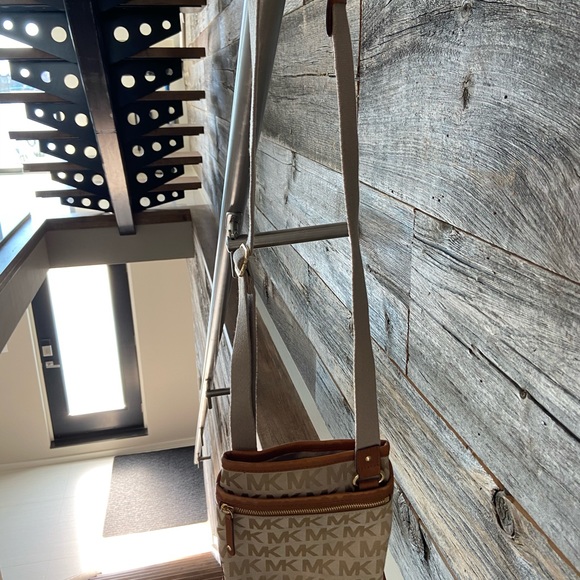 Michael Kors Cross Body - Picture 2 of 4